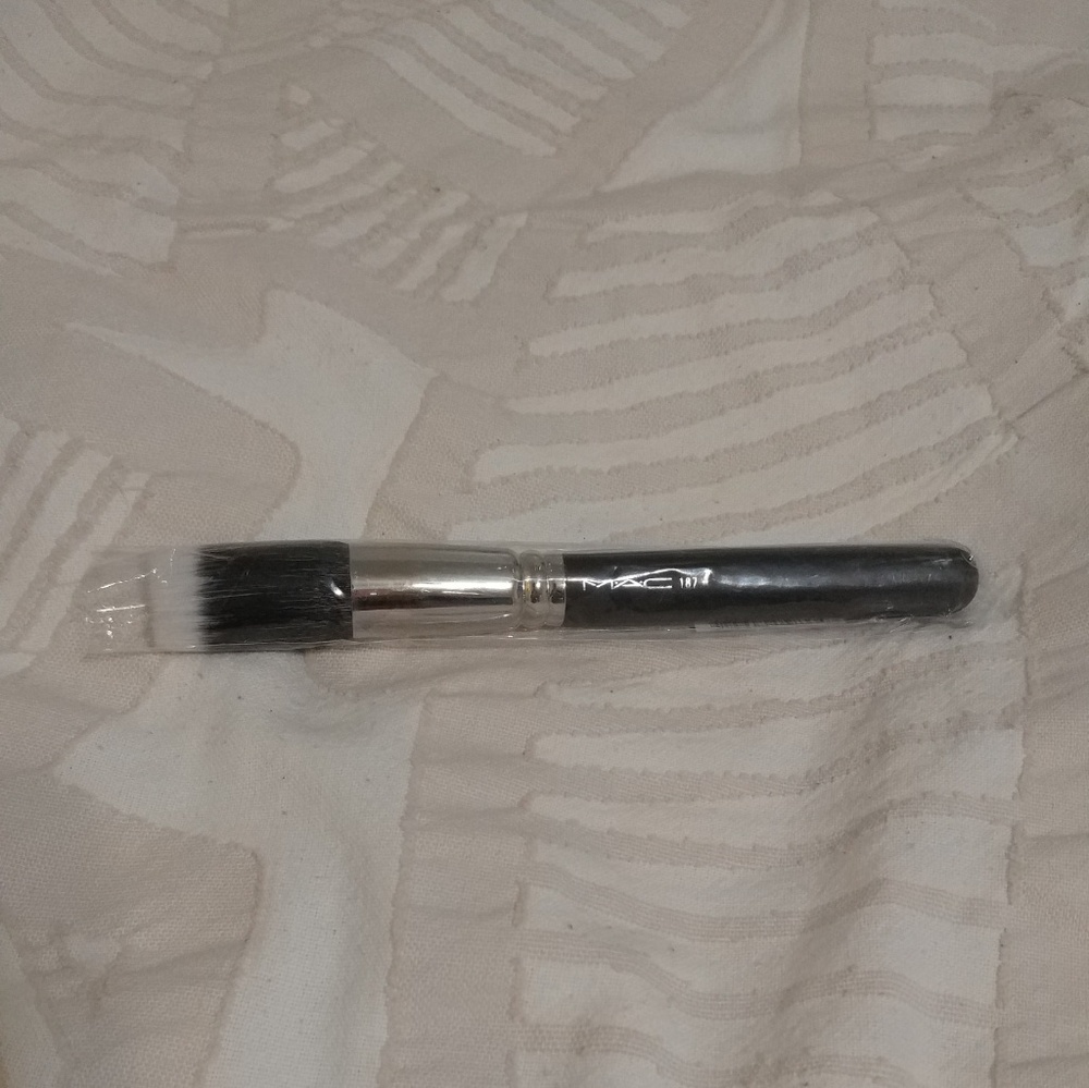 MAC Cosmetics #187 Brush